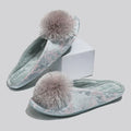 Serena - Pantuflas bordadas con pompones