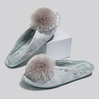 Serena - Pantuflas bordadas con pompones