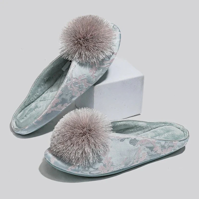 Serena - Pantuflas bordadas con pompones
