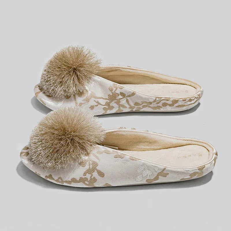 Serena - Pantuflas bordadas con pompones