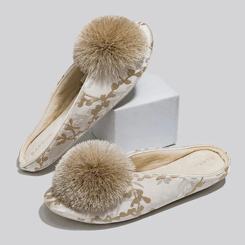 Serena - Pantuflas bordadas con pompones