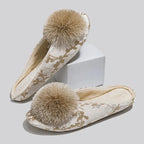 Serena - Pantuflas bordadas con pompones