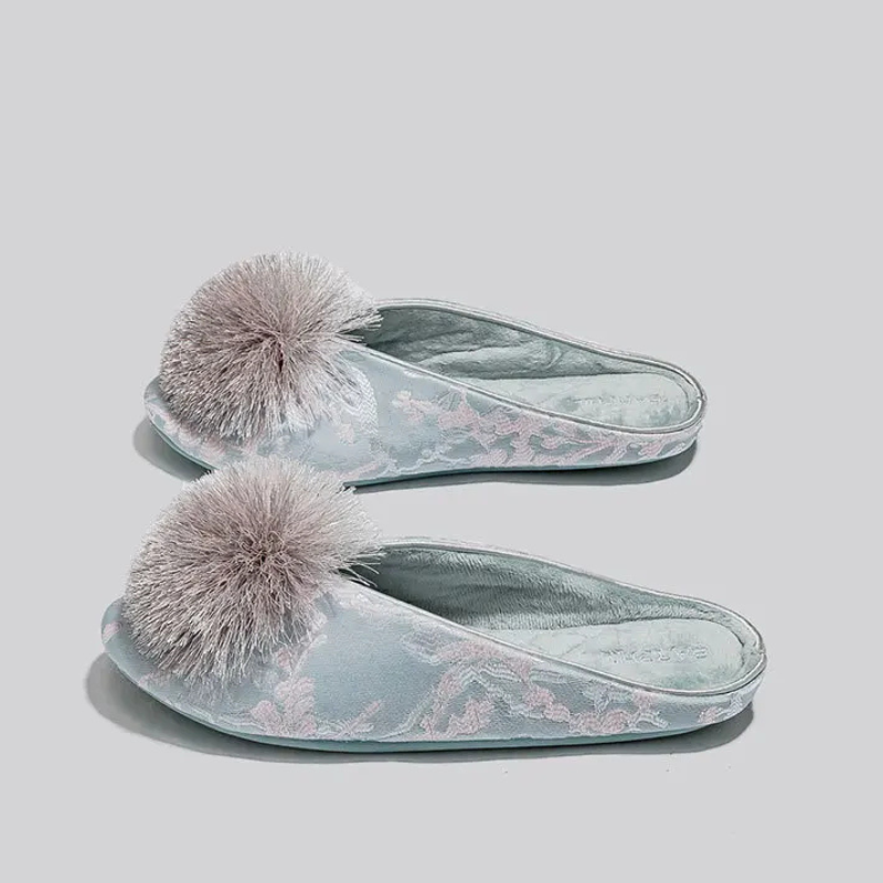 Serena - Pantuflas bordadas con pompones